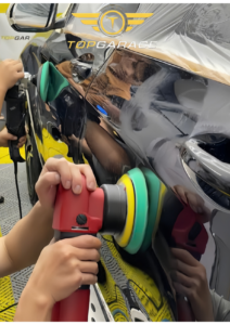 Chăm sóc kính xe ô tô kết hợp với đánh bóng bề mặt sơn tạo nên vẻ ngoài sáng bóng và sang trọng. Hình ảnh quy trình đánh bóng chuyên nghiệp tại Top Garage cho thấy sự tỉ mỉ trong từng chi tiết, giúp xe giữ được độ mới lâu dài và kính xe luôn trong suốt.