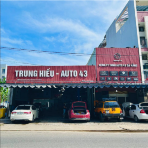 Top 5 Địa Chỉ Chăm Sóc Xe Tại Ngũ Hành Sơn Uy Tín Bậc Nhất 4 Địa chỉ chăm sóc xe tại Ngũ Hành Sơn – Auto 43 mang đến không gian rộng rãi, thuận tiện cho nhiều dòng xe ra vào cùng lúc. Hình ảnh minh họa cơ sở với nhiều xe đang được bảo dưỡng, khẳng định dịch vụ uy tín và chuyên nghiệp. Top Garage giới thiệu đây là lựa chọn đáng tin cậy cho khách hàng.