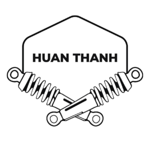 Top 5 Địa Chỉ Chăm Sóc Xe Tại Ngũ Hành Sơn Uy Tín Bậc Nhất 3 Địa chỉ chăm sóc xe tại Ngũ Hành Sơn không thể bỏ qua Huấn Thành Workshop, nơi chuyên bảo dưỡng và sửa chữa cơ khí cho xe hơi. Hình ảnh logo và thương hiệu thể hiện sự chuyên nghiệp, là điểm đến quen thuộc của giới đam mê xe tại Đà Nẵng.
