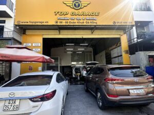 Địa chỉ chăm sóc xe tại Ngũ Hành Sơn – Top Garage là nơi uy tín cho dịch vụ rửa xe, bảo dưỡng và detailing chuyên nghiệp. Hình ảnh minh họa cơ sở hiện đại với không gian rộng rãi, nhiều xe được phục vụ cùng lúc, khẳng định chất lượng dịch vụ hàng đầu.