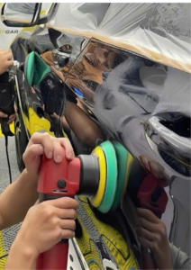 Tuyển dụng kỹ thuật viên detailing tại Top Garage với công việc đánh bóng bề mặt sơn xe. Hình ảnh minh họa quy trình sử dụng máy đánh bóng chuyên nghiệp, yêu cầu sự khéo léo và chính xác. Đây là vị trí phù hợp cho những ai đam mê detailing và muốn phát triển sự nghiệp lâu dài.