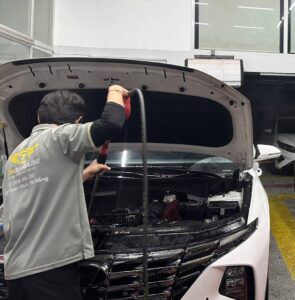 Tuyển dụng kỹ thuật viên detailing tại Top Garage với công việc bảo dưỡng khoang động cơ. Hình ảnh minh họa quy trình vệ sinh và chăm sóc động cơ xe, thể hiện sự am hiểu kỹ thuật và sự tỉ mỉ trong từng chi tiết. Đây là vị trí lý tưởng cho những ai muốn gắn bó với ngành detailing.