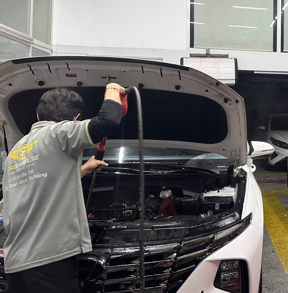 Tuyển dụng kỹ thuật viên detailing tại Top Garage với công việc bảo dưỡng khoang động cơ. Hình ảnh minh họa quy trình vệ sinh và chăm sóc động cơ xe, thể hiện sự am hiểu kỹ thuật và sự tỉ mỉ trong từng chi tiết. Đây là vị trí lý tưởng cho những ai muốn gắn bó với ngành detailing.