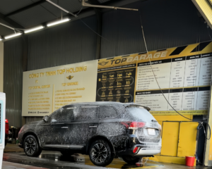 uyển dụng kỹ thuật viên detailing tại Top Garage với môi trường chuyên nghiệp, hiện đại. Hình ảnh minh họa quy trình rửa xe bằng công nghệ tiên tiến, cho thấy sự tỉ mỉ và kỹ năng cần thiết của kỹ thuật viên detailing. Đây là cơ hội nghề nghiệp hấp dẫn cho những ai yêu thích chăm sóc xe.