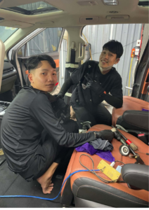 Tuyển dụng kỹ thuật viên detailing tại Top Garage, nơi ứng viên được tham gia vào các công việc chăm sóc nội thất xe. Hình ảnh minh họa quá trình bảo dưỡng và vệ sinh khoang nội thất, cho thấy sự chuyên nghiệp và kỹ năng cần thiết của một kỹ thuật viên detailing.