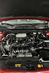 Vệ sinh khoang máy ô tô là bước quan trọng trong bảo dưỡng xe. Hình ảnh khoang động cơ hiện đại, sạch sẽ cho thấy sự cần thiết của việc chăm sóc định kỳ. Top Garage cung cấp dịch vụ vệ sinh chuyên nghiệp, giúp động cơ hoạt động ổn định và bền bỉ hơn.