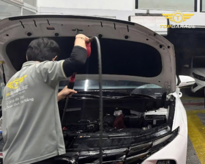 Vệ sinh khoang máy ô tô bằng công nghệ hơi nước nóng tại Top Garage giúp loại bỏ bụi bẩn và dầu mỡ trong động cơ. Hình ảnh minh họa quy trình chuyên nghiệp, đảm bảo khoang máy sạch sẽ, tăng tuổi thọ và hiệu suất xe. Đây là dịch vụ được nhiều khách hàng tin tưởng lựa chọn.