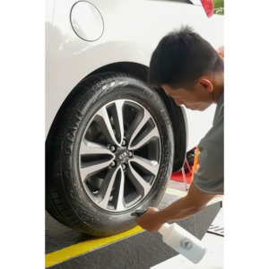 Tuyển dụng kỹ thuật viên detailing tại Top Garage, nơi kỹ thuật viên được đào tạo bài bản về quy trình chăm sóc lốp và mâm xe. Hình ảnh minh họa công việc vệ sinh lốp xe chuyên nghiệp, thể hiện sự tận tâm và kỹ năng chi tiết mà ứng viên cần có.